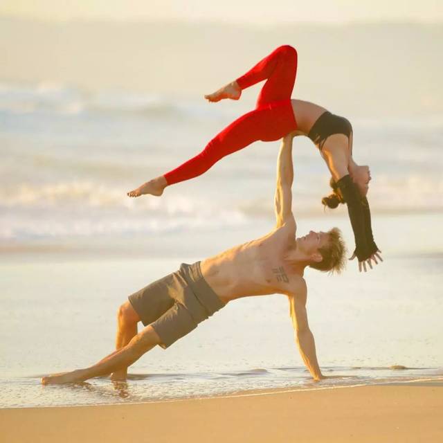 旅行瑜伽拍照姿势_双人瑜伽体式_100种姿势摆拍双人