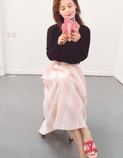 马思纯毛衣裙搭配_毛衣款式争议_女明星着装拼了